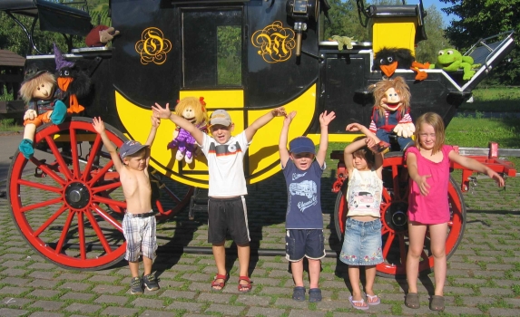 Maxl, Herr Schnabelix, die Schnecke Olga, Maxi,
das kleine Krokodi, die Neue, Schnabelo und Froschdame
Tante Higga zusammen mit den Schnabelix-Fans
Foto Kinder, Puppen und Kutsche